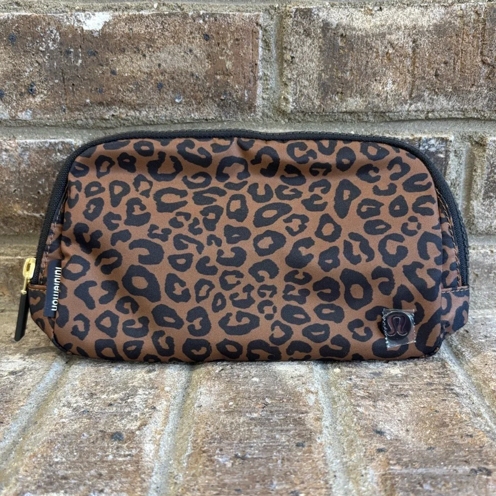 NWT Lululemon Everywhere Belt Bag Leopardo Shift Midi Desert Khaki/Night Brown - Picture 2 of 11